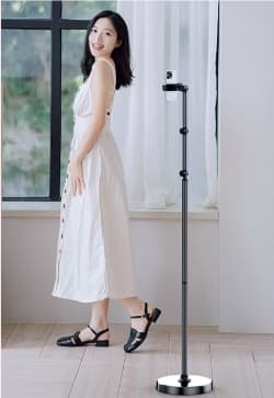 自在調整できる高級感のある置き型モニターアーム